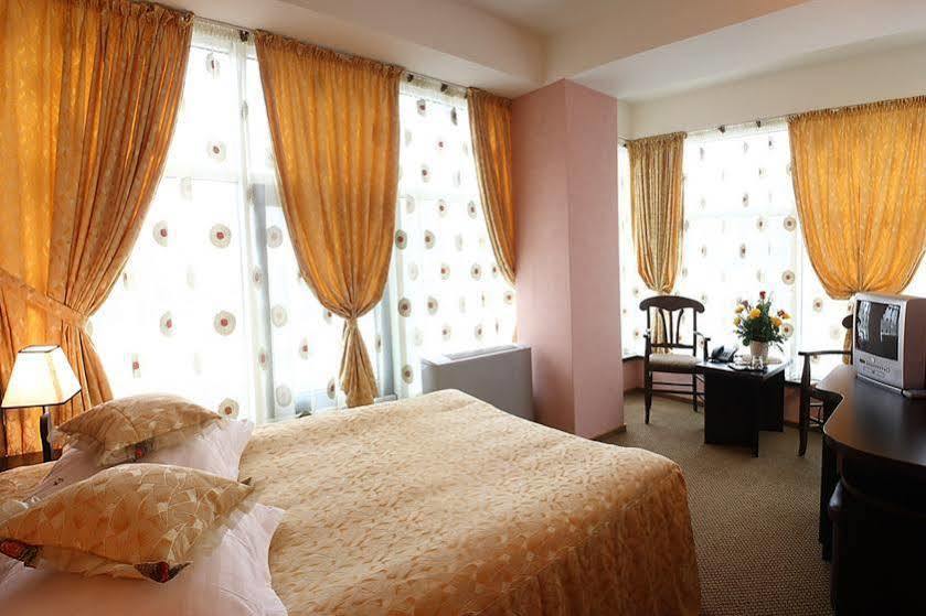Indiana Hotel Яш Екстериор снимка