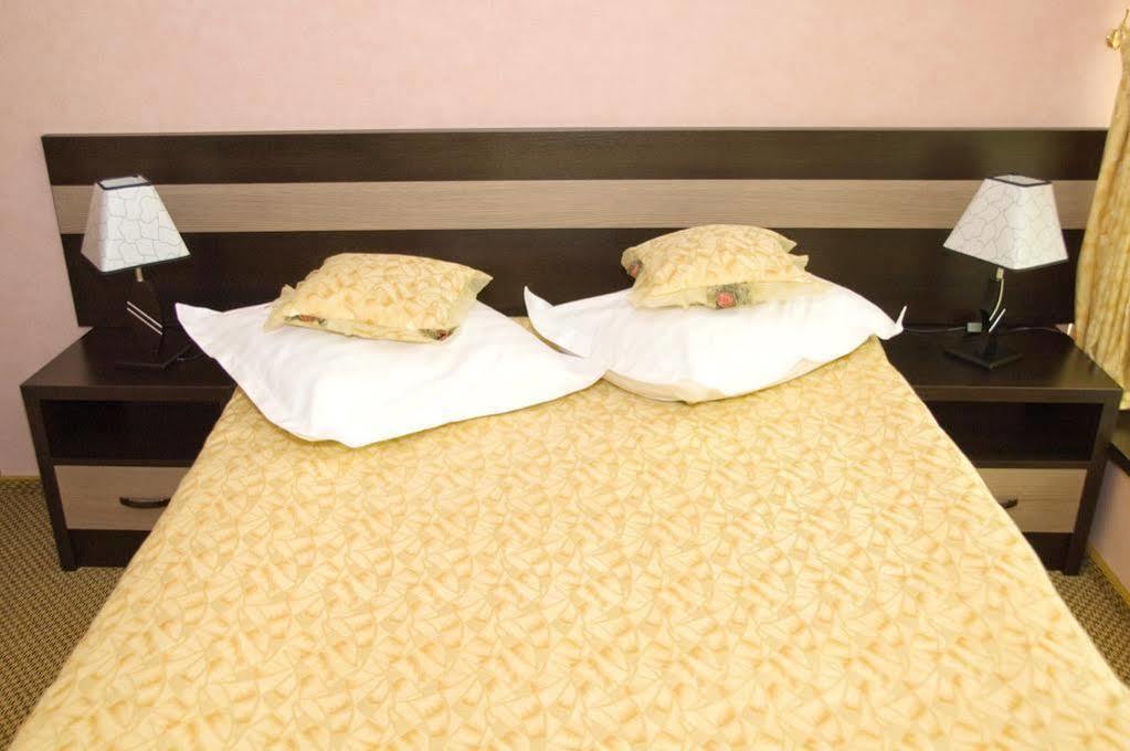Indiana Hotel Яш Екстериор снимка