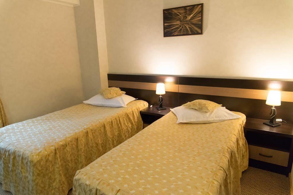 Indiana Hotel Яш Екстериор снимка