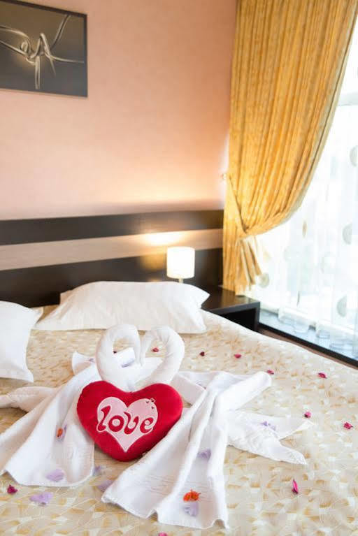 Indiana Hotel Яш Екстериор снимка