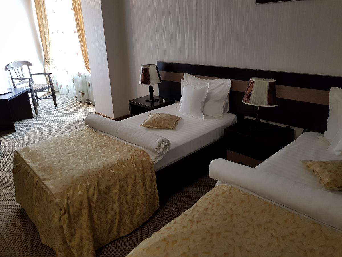 Indiana Hotel Яш Екстериор снимка