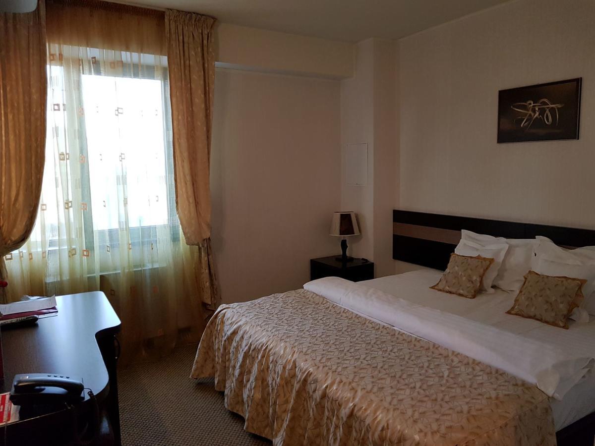 Indiana Hotel Яш Екстериор снимка